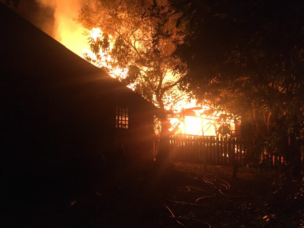 Incêndio destrói casa em Água Clara