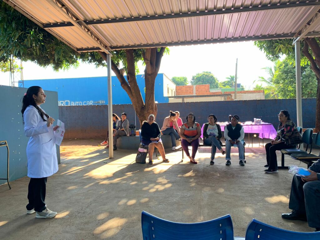 Cirurgiã Dentista Kênia Ferro palestrando