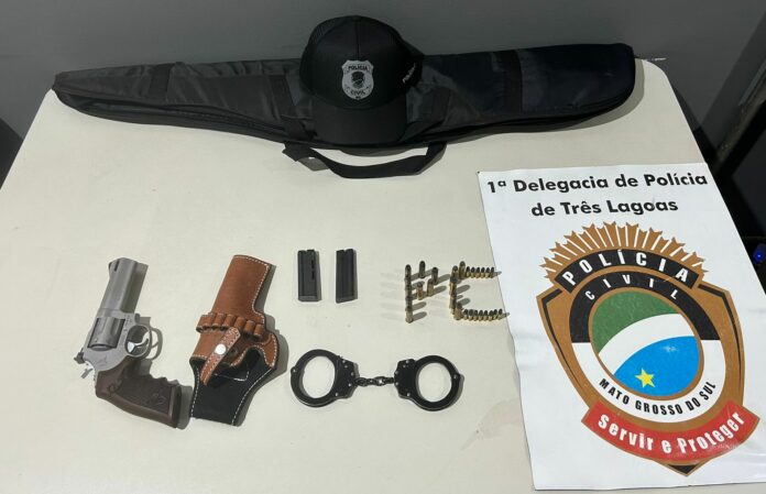 Revólver apreendido no comércio de suspeito preso em flagrante. (Rádio Caçula)