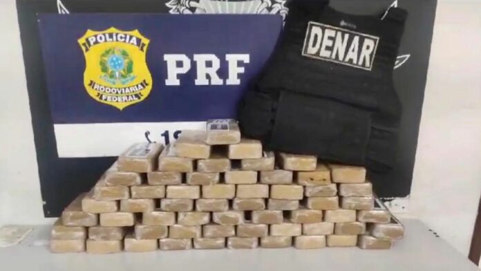 Foram apreendidos 61 tabletes de pasta base de cocaína