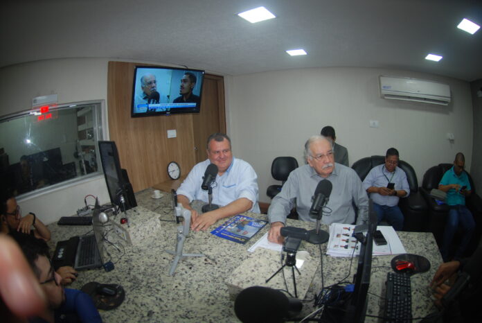 Vereador Issan Fares Júnior e o Deputado Federal Luiz Ovando, em entrevista à Rádio Caçula nesta quinta-feira, 27. (Cl