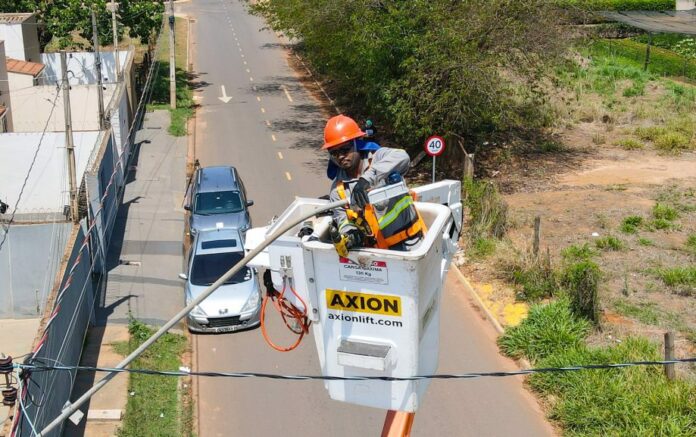 IMAGENS-TROCA-LAMPADAS-BRILHA-TRES-LAGOAS-15-10-4-scaled