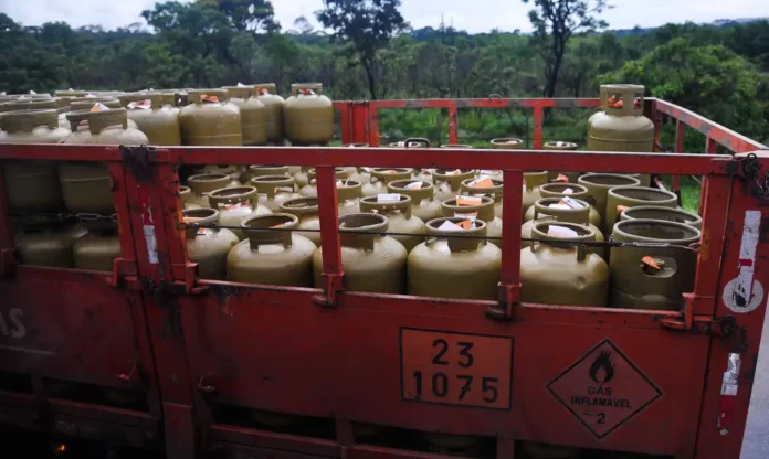 _botijao_de_13_quilos_de_gas_de_cozinha_mcajr_abr_201120214528 (1)