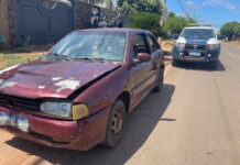 Motorista é flagrado dirigindo com acelerador na mão e tem carro apreendido