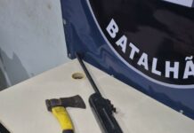 Homem é preso após ameaçar moradores com espingarda adaptada e machadinha