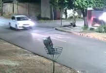 Motociclista é arremessado após colisão com carro no bairro Nossa Senhora Aparecida