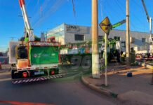 Caminhão atinge poste e provoca falta de energia em bairros de Três Lagoas