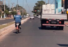 Flagrante assustador mostra ciclista em bicicleta elétrica em avenida movimentada de Três Lagoas