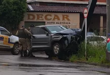 Colisão deixa dois feridos em cruzamento no Jardim das Oliveiras