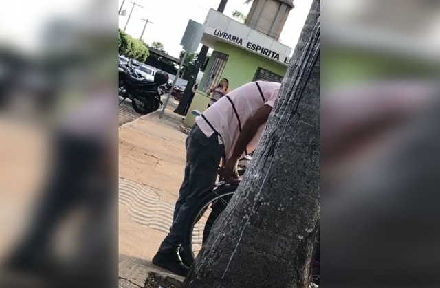 Homem utilizou eixo de bicicleta e chave de boca como alavanca para tentar quebrar o cadeado – Imagem: reprodução