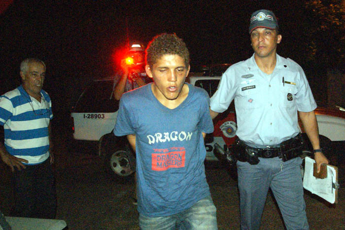 Sargento Marcos (dir), chega com 'Baianinho' ao plantão policial; Vigia (de listrado, à esq.,), diz que percebeu que ele não estava armado 