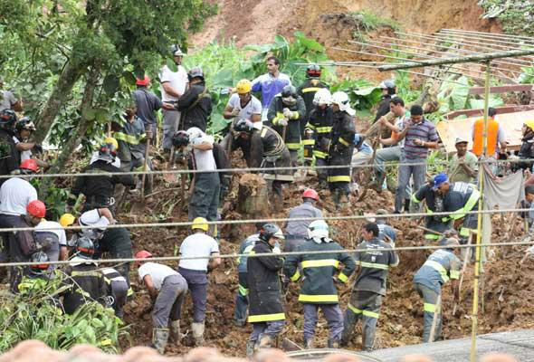 Quando os bombeiros chegaram, às 7h, encontraram os corpos do pai e filha de 7 anos já soterrados.Foto: Divulgação