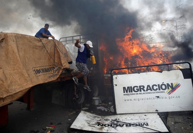 Caminhão que transportava ajuda humanitária para a Venezuela foi incendiado em Cúcuta — Foto: Marco Bello/Reuters 