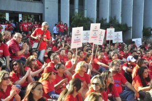 Centenas de servidores participaram da manifestação em frente ao Tribunal de Justiça, no Parque dos Poderes. (Foto: João Garrigó)