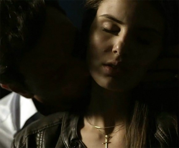 Angel e Alex se entregam um ao outro! (Foto: TV Globo).
