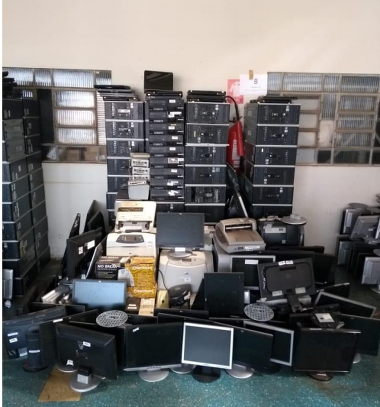 Leilão da Polícia Federal terá outros bens como computadores e cofres — Foto: PF / Divulgação