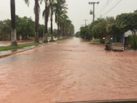 Avenida do município virou um rio devido a grande quantidade de água - Foto: Arquivo