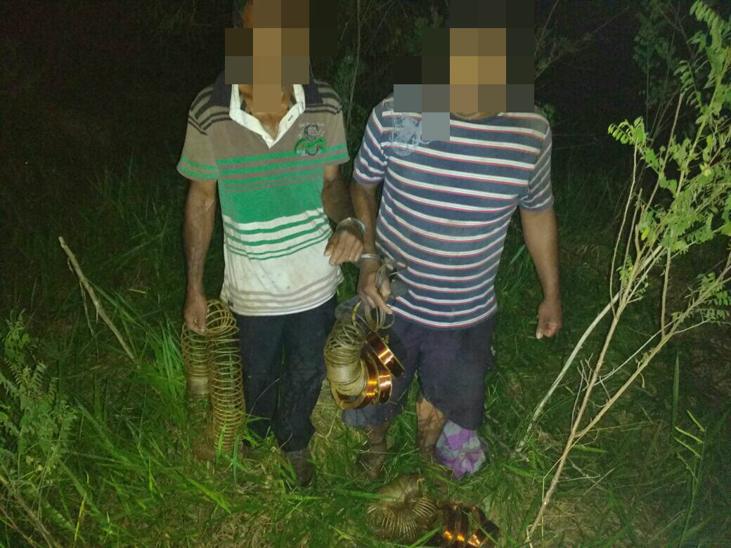 A dupla foi presa após funcionários de uma fazenda perceberem a ação e conte-los até a chegada da PM. Foto: Divulgação PM