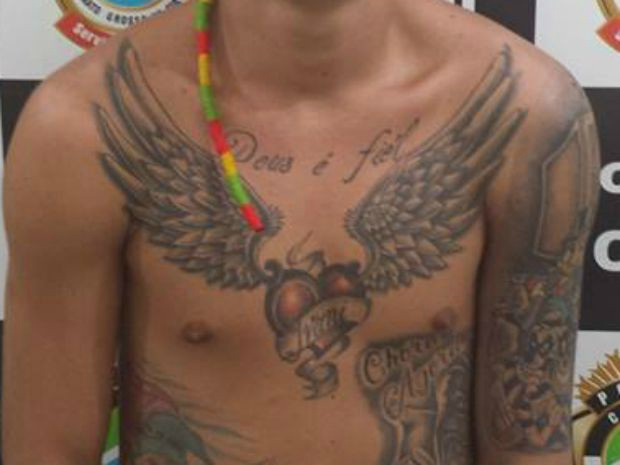 Rapaz com diversas tatuagens foi preso em flagrante por tráfico (Foto: Divulgação/ Polícia Civil)