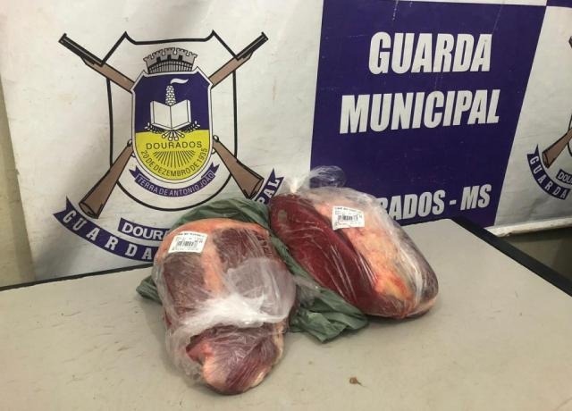 Pelas de maminha e alcatra furtadas pelo suspeito. (Foto: Guarda Municipal)