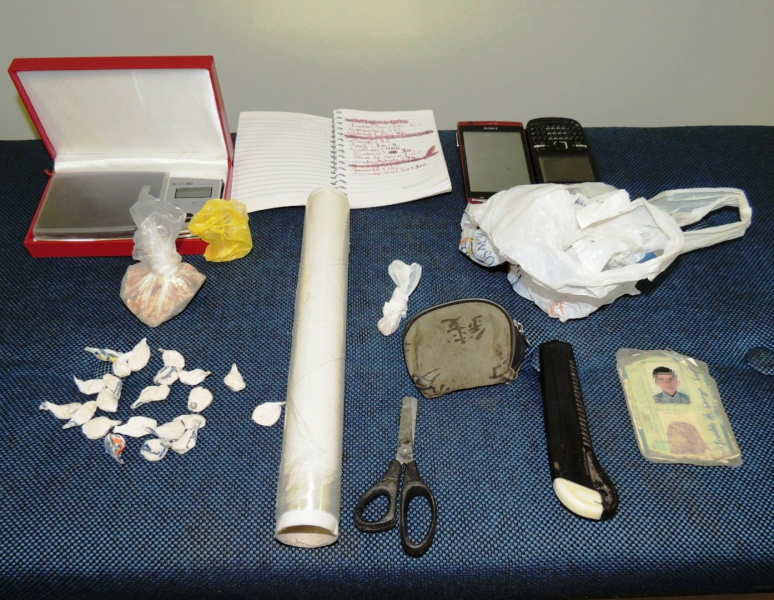 A Polícia localizou na residência uma balança de precisão, dois celulares, 22 papelotes de crack e uma pedra, um RG falsificado, R$ 195 em notas miúdas e um caderno para contabilizar a quantidade de drogas vendidas. Foto: Rádio Caçula