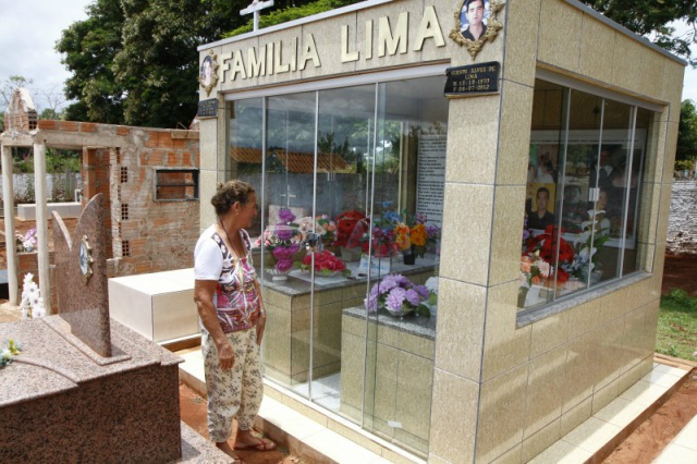 Todos os dias, dona Terezinha visita a capela, onde investiu R$ 10 mil e todo amor de mãe.