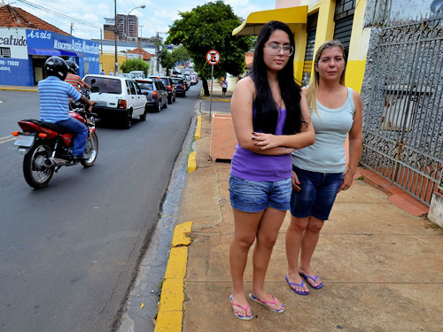 Gabriela contou que foi atingida por uma moto que vinha pelo acostamento da via, o que é proibido.