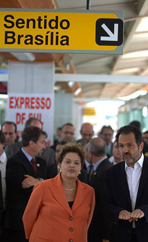 Foto: Acompanhada do governador do Distrito Federal, Agnelo Queiroz, Dilma participou da inauguração do BRT Eixo Sul, no DFEd Ferreira/13.06.2014/Estadão Conteúdo