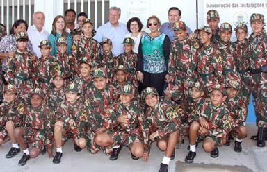 Ao lado de apoiadores do Programa Patrulha Florestinha e da Escola de Música, José Carlos Grubisich, presidente da Eldorado, e a prefeita Marcia Moura foram recepcionados por crianças. Foto: Caju