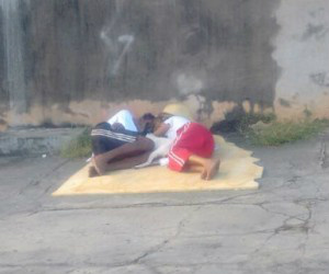 Casal foi visto dormindo com o cachorro hoje, no Centro de Campo Grande - Luis Alberto Ojeda