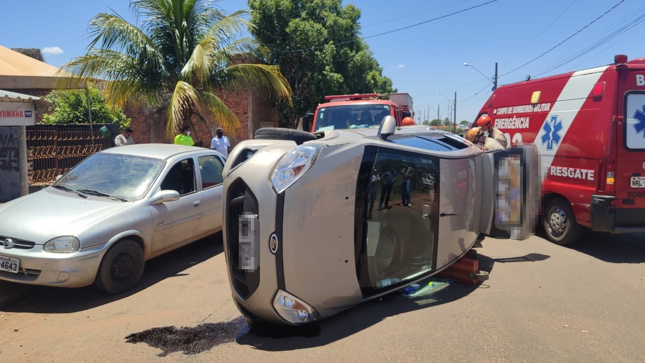 Veículo colidiu em carro parado e tombou. Foto: Corpo de Bombeiros.