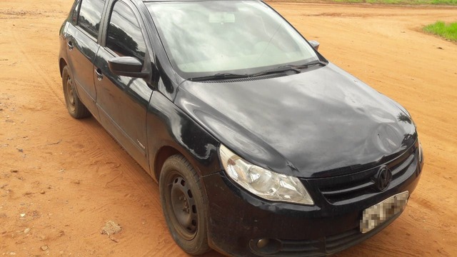 Veículo ficou com a frente amassada pelo impacto