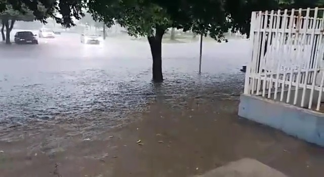 Na frente à Igreja Matriz a água cobriu a calçada (IMAGEM: Reprodução)