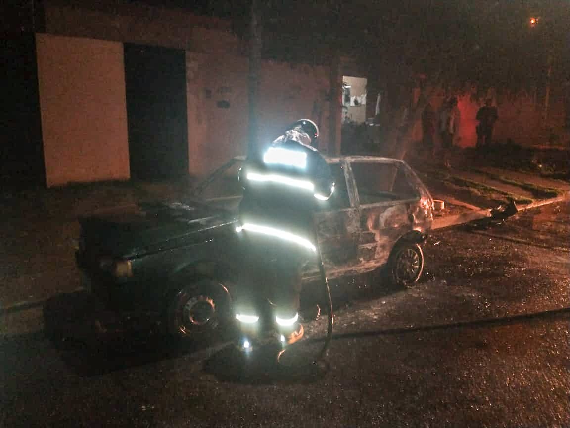 Homem ateu fogo no próprio carro, no bairro Santa Rita. Foto: Corpo de Bombeiros.
