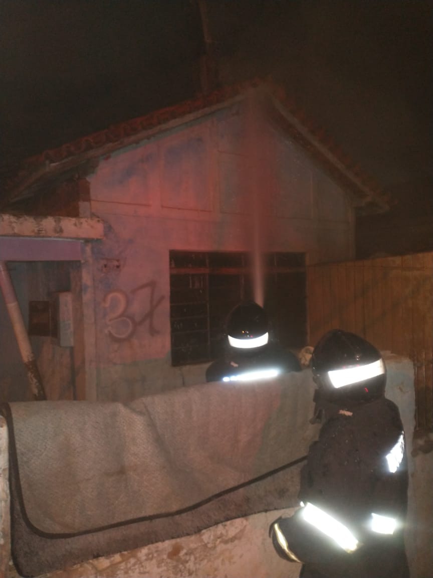 Foram utilizados cerca 2 mil litros de água para conter o fogo, de origem desconhecida, em casa abandona. Foto: Corpo de Bombeiros.