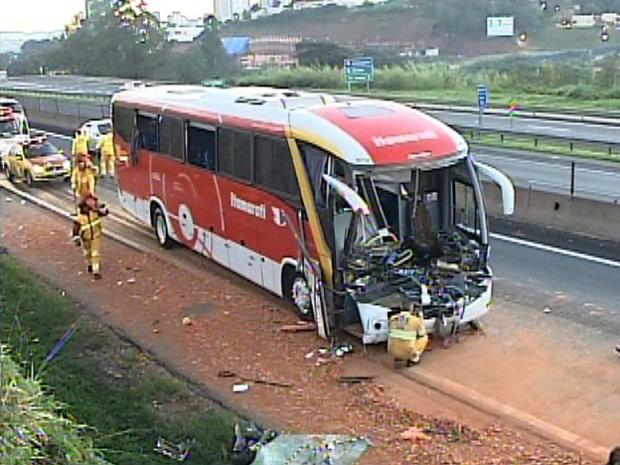O ônibus partiu de Paranaíba (MS)com destino à capital paulista. O motorista foi encaminhado pelo SAMU a um hospital em Jundiaí.Foto: Reprodução/TV Tem