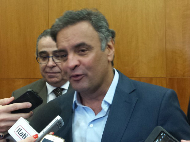 Aécio Neves em entrevista coletiva após encontrocom aliados em BH (Foto: Raquel Freitas/G1)