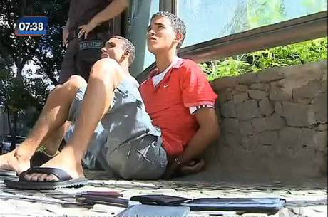 As vítimas tiveram as carteiras e um tablet roubadosReprodução/ Rede Record