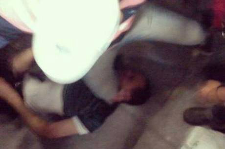 foto: O suspeito foi imobilizado pelos passageiros antes de ser presoReprodução/ Usuários Twitter