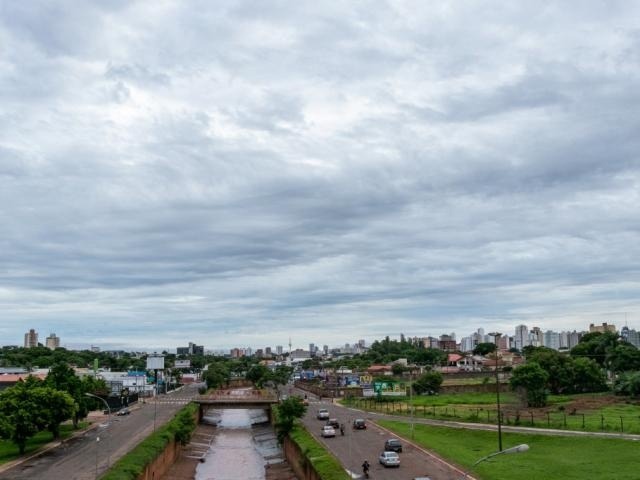 Céu nublado em Campo Grande anuncia possibilidade de mais chuva nesta quarta-feira. (Foto: Henrique Kawaminami)