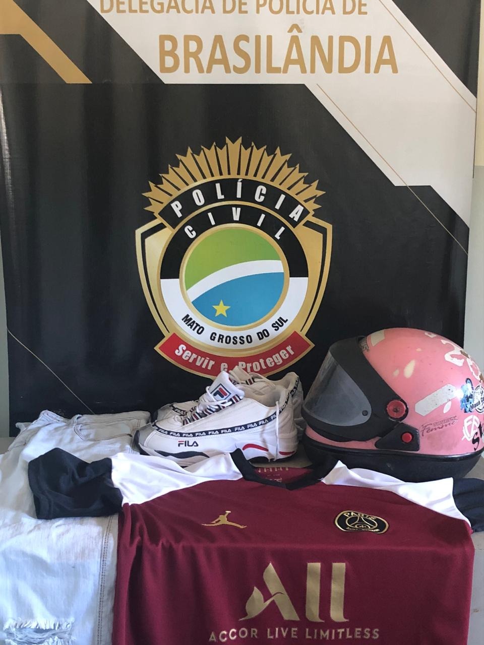 Polícia apreendeu roupas e o capacete que o adolescente usava na ocasião do crime. Foto: Polícia Civil.
