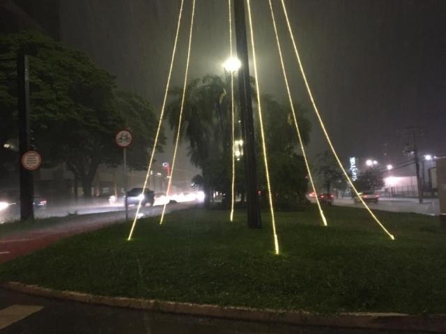 Avenida Afonso Pena, durante forte pancada da chuva no começo desta noite (17). (Foto: Direto das Ruas)