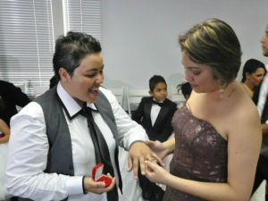 Casal troca aliança no primeiro casamento coletivo gay do estado. (Foto: Fabiano Arruda/G1 MS)