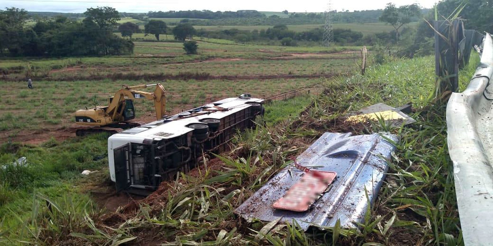 Acidente com ônibus de sacoleiros deixa mortos e feridos na rodovia Marechal Rondon, em Mirandópolis — Foto: Eduardo Monteiro/TV TEM