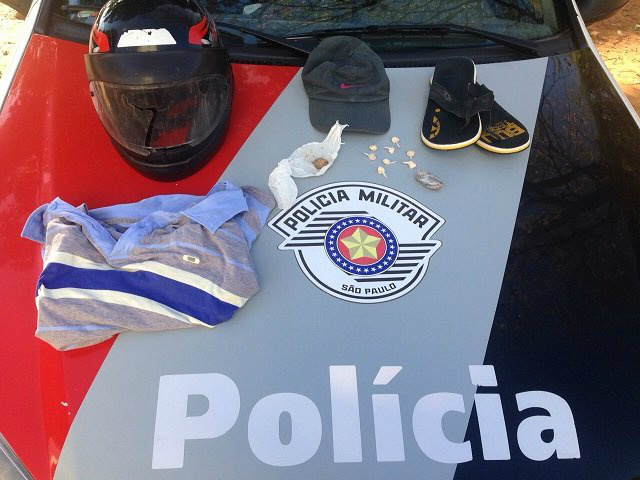 Porções de drogas e outros objetos apreendidos pela PM ( Ata News )