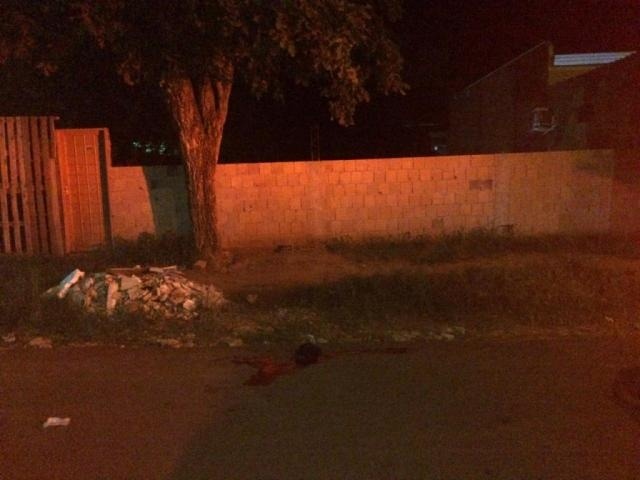 Adolescente caiu na rua após cinco disparos. (Foto: Divulgação/Polícia Civil)
