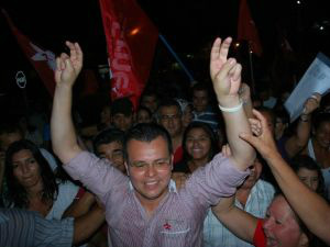 Erney Cunha comemora vitória com eleitores (Foto: Juliana Brum)