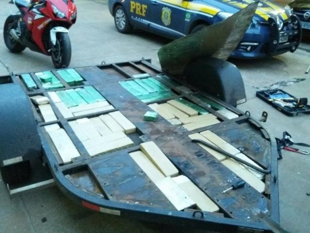 Carreta levava 51 quilos de maconha. (Foto: Divulgação/PRF)