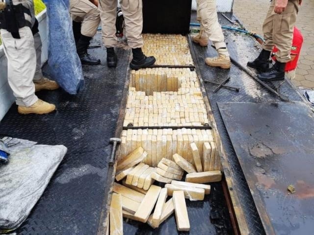Tabletes de maconha encontrados no fundo falso do caminhão. (Foto: Da Hora Bataguassu)