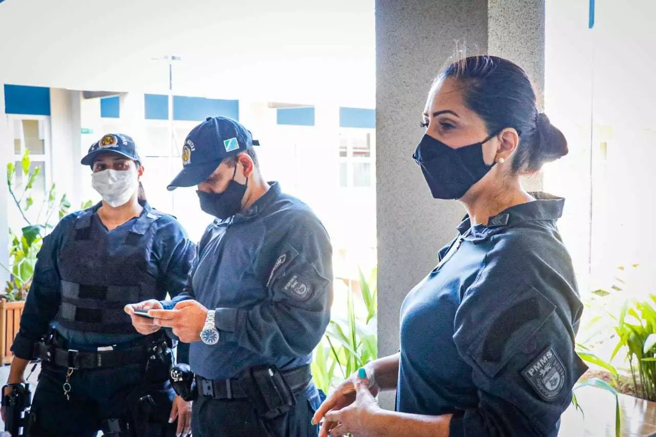 Cabos Priscila Fabiane e Wilson de Souza Gomes, e a sargento Gizele Guedes Viana, que atenderam a ocorrência. Foto: Henrique Kawaminami.